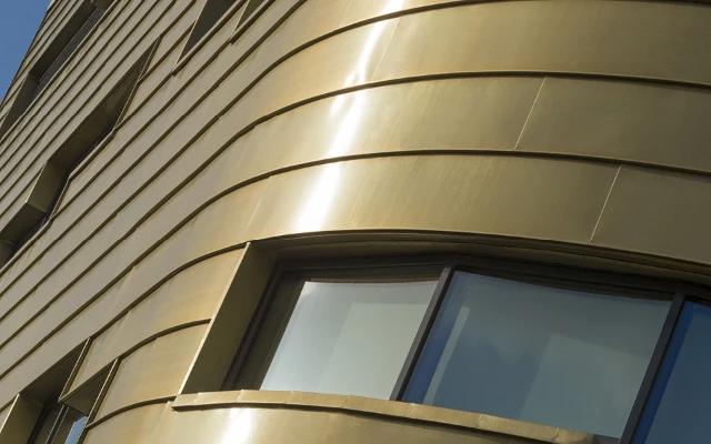 middlesbrough_curve_building_copper_wall_with_windows_and_curvature